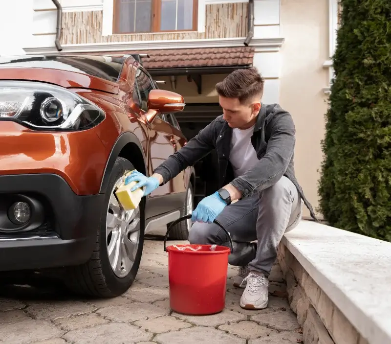 Lavage auto à domicile Le Pradet : professionnel intervenant sur un véhicule